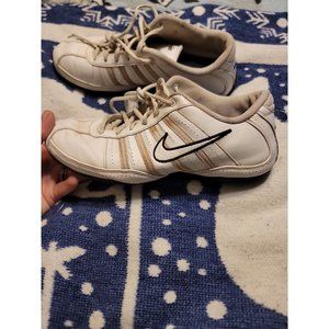 Nike Womens White Sideline Cheerleader  Shoes 317955-112 Size 8.5 * Pre-owned